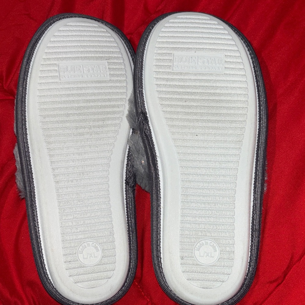 Cozy Gray Women's Slippers with Bow Detail - Picture 3 of 3